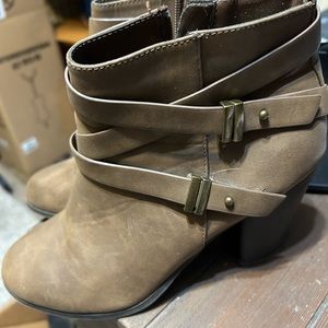 Booties gray/tan with stacked heel and side zip entry in size 7